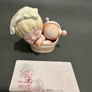 Skullpanda Figurine- the loosening of the warmth collection